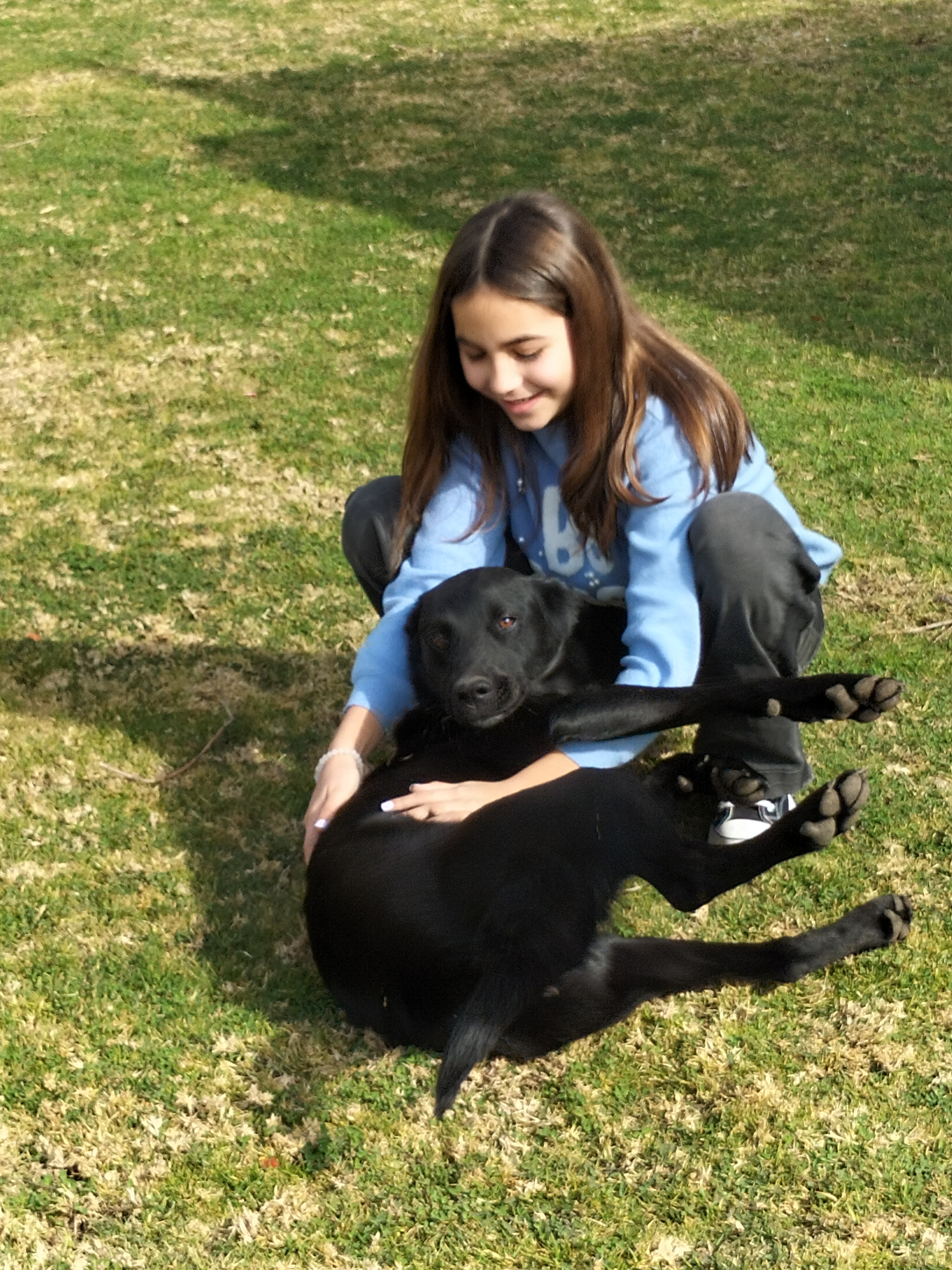 Joven compartiendo con su perro